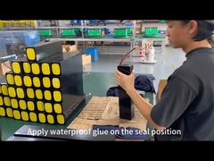 وضع الغراء المقاوم للماء على موقع الختم من بطارية الليثيوم